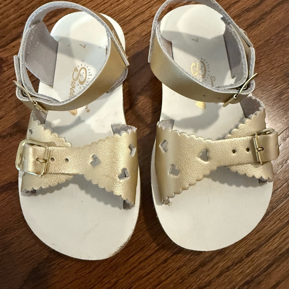 Kids Salt Water Sandals in Gold Hearts